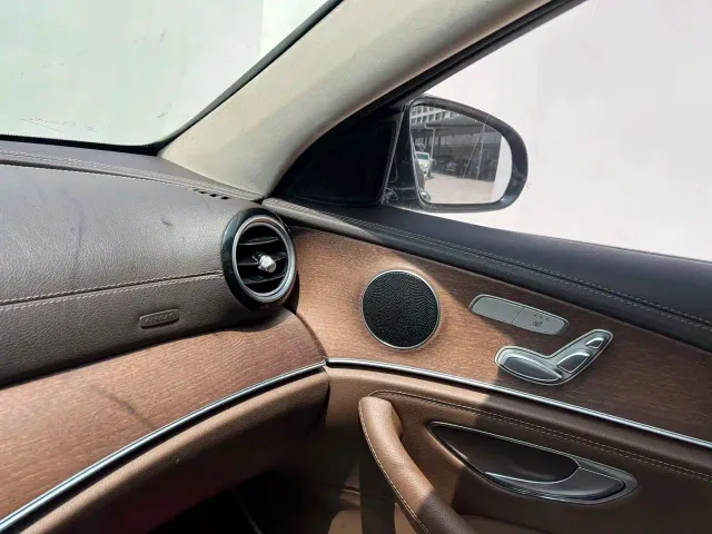 Mercedes-Benz E-Class — Фото автомобиля 8