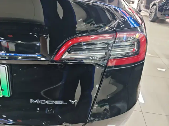 Tesla Model Y — Фото автомобиля 7