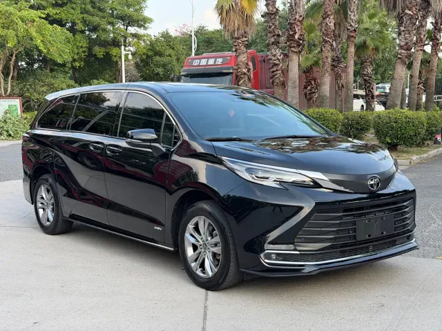 Toyota Sienna — Фото автомобиля 3