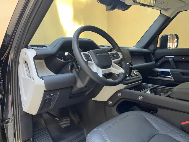 Land Rover Defender — Фото автомобиля 10