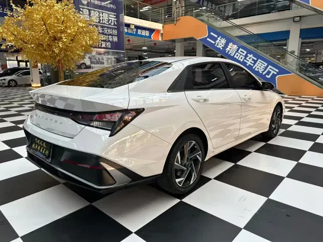 Hyundai Elantra — Фото автомобиля 16