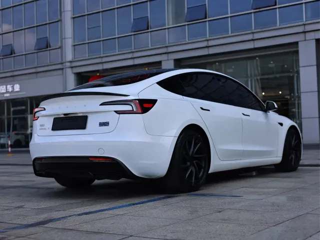 Tesla Model 3 — Фото автомобиля 6