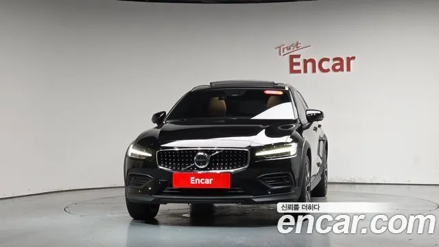 Вольво V60 V60 Cross Country 2 поколение B5 Ultimate AWD — Фото автомобиля 3