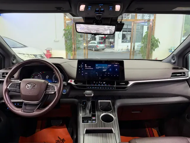 Toyota Sienna — Фото автомобиля 5