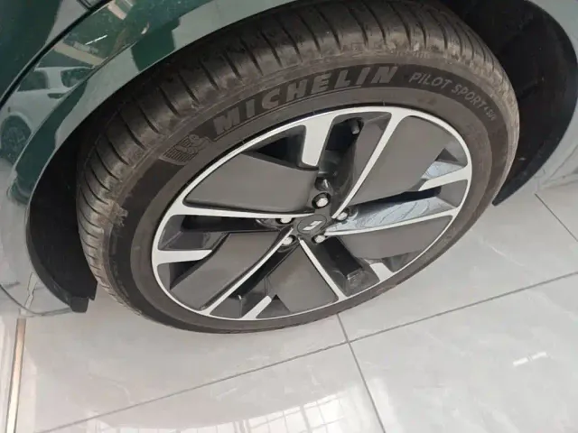 Li Auto L9 — Фото автомобиля 22