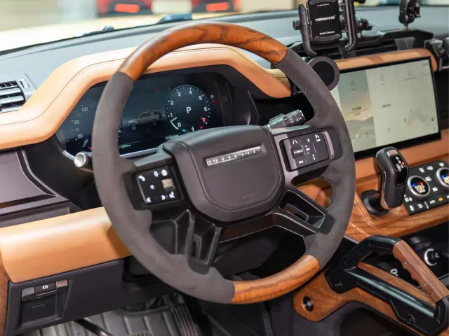 Land Rover Defender — Фото автомобиля 10