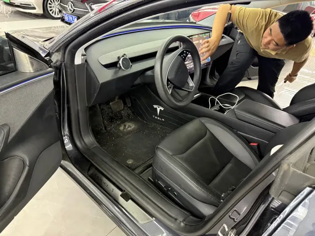 Tesla Model 3 — Фото автомобиля 3