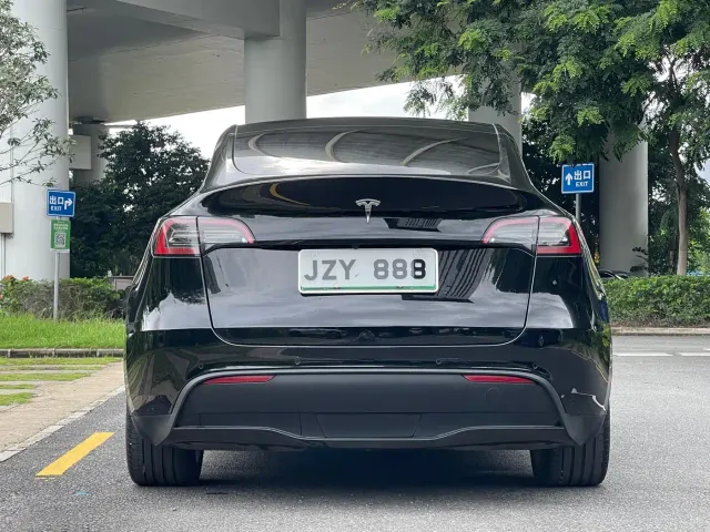 Tesla Model Y — Фото автомобиля 6