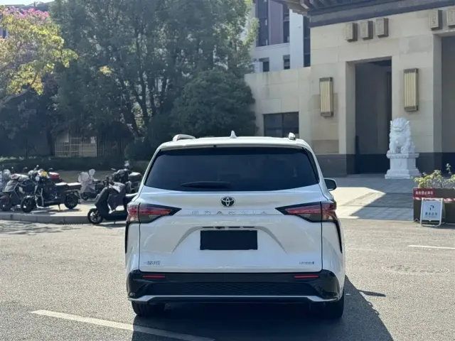 Toyota Granvia 2022 2.5L Hybrid Noble Edition — Фото автомобиля 18