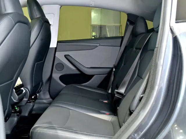 Tesla Model Y — Фото автомобиля 17