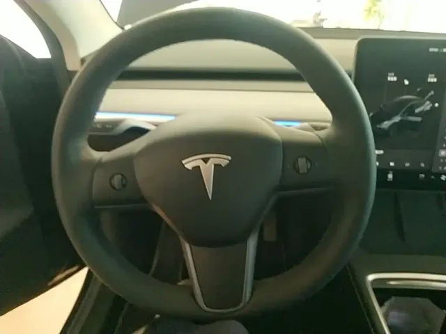 Tesla Model Y — Фото автомобиля 10