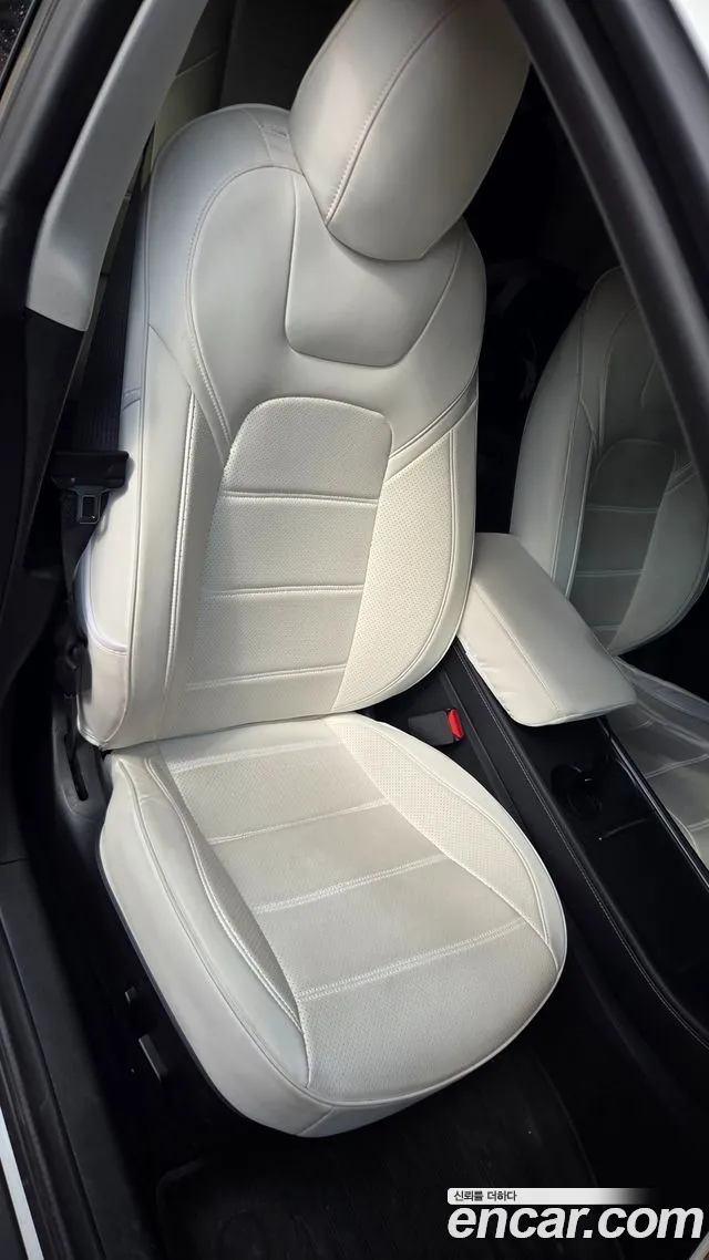 Tesla Model 3 — Фото автомобиля 12