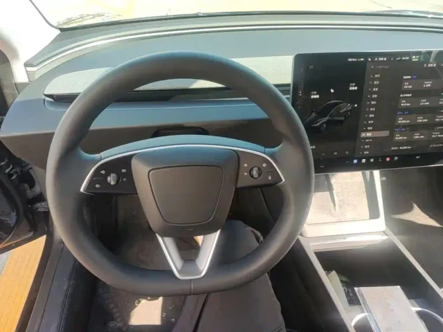 Tesla Model 3 — Фото автомобиля 9