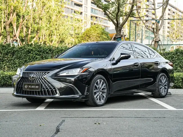 Фотография автомобиля — Lexus ES