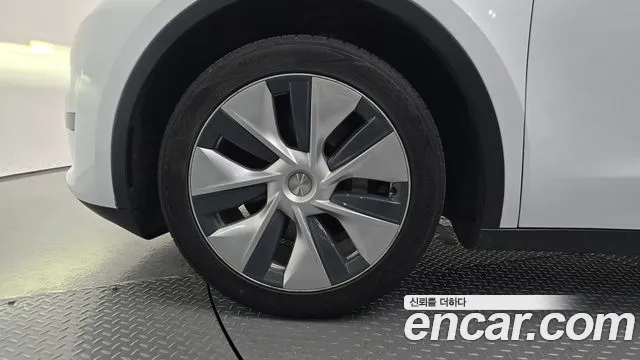 Tesla Model Y — Фото автомобиля 5