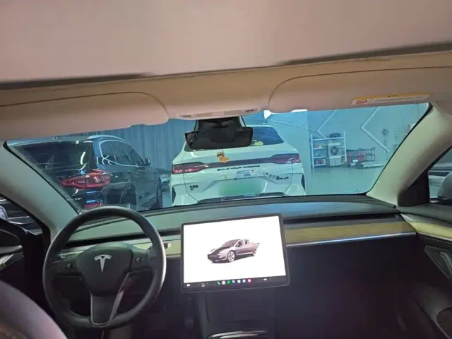 Tesla Model 3 — Фото автомобиля 17