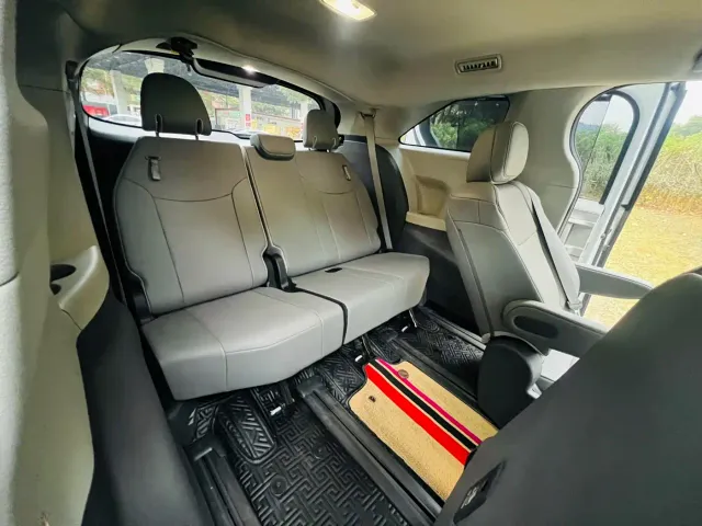Toyota Sienna — Фото автомобиля 18