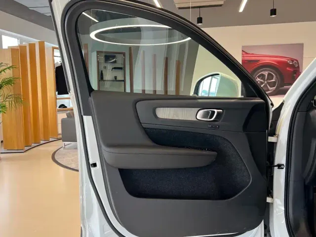 Volvo XC40 — Фото автомобиля 7