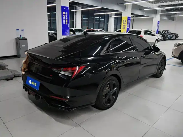Hyundai Elantra — Фото автомобиля 3