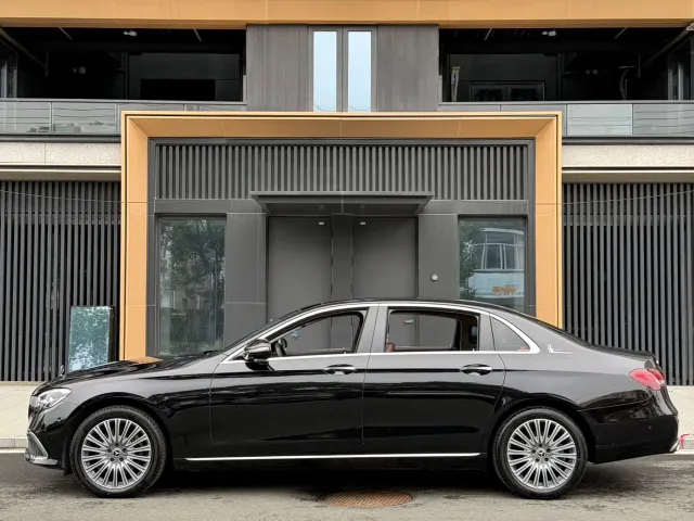 Mercedes-Benz E-Class — Фото автомобиля 12