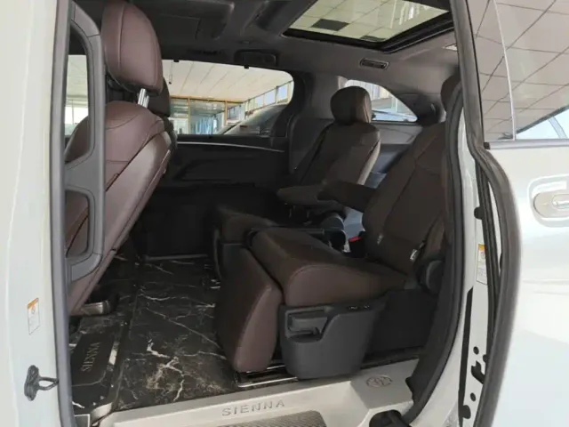 Toyota Sienna — Фото автомобиля 16