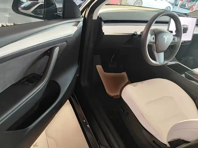 Tesla Model Y — Фото автомобиля 15