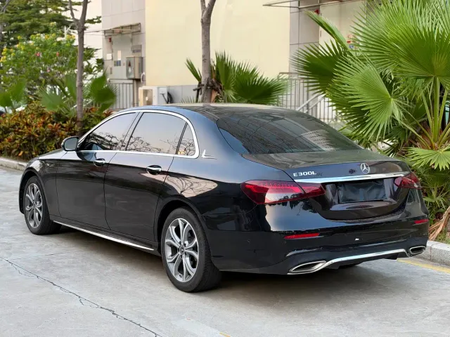 Mercedes-Benz E-Class — Фото автомобиля 3
