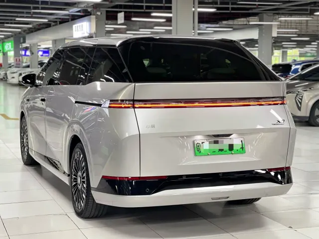 Xpeng X9 — Фото автомобиля 5