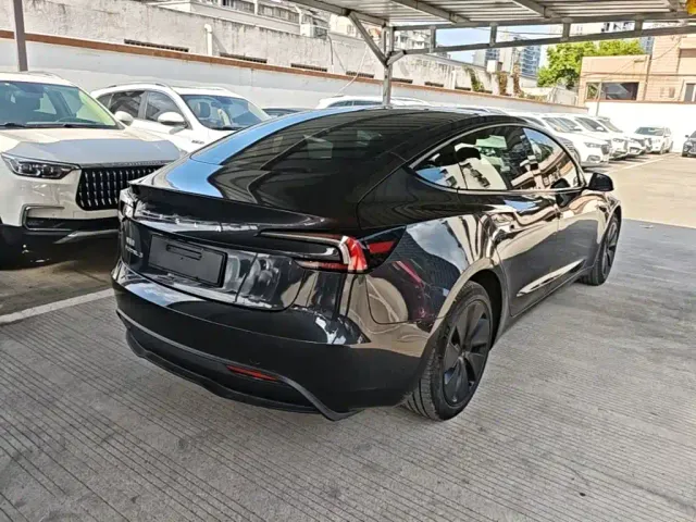 Tesla Model 3 — Фото автомобиля 6