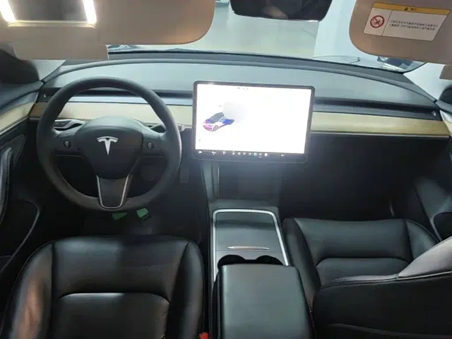 Tesla Model 3 — Фото автомобиля 9