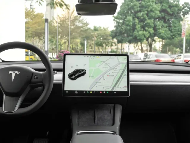 Tesla Model Y — Фото автомобиля 12