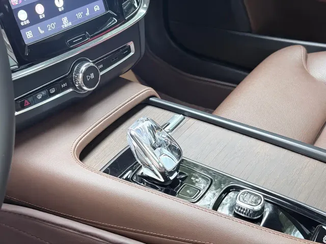 Volvo S90 — Фото автомобиля 13