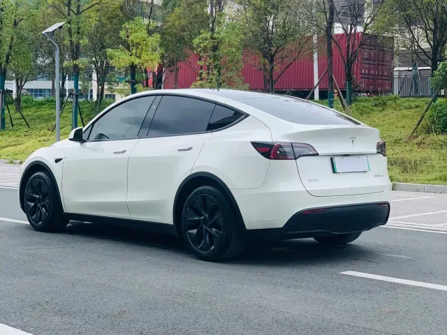 Tesla Model Y — Фото автомобиля 5