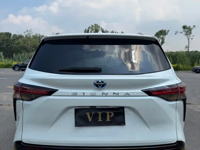 Toyota Sienna — Фото автомобиля 5