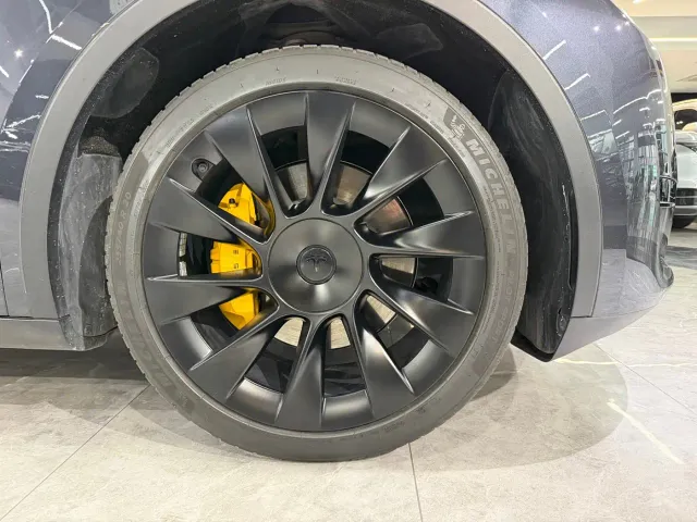 Tesla Model Y — Фото автомобиля 12