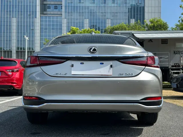 Lexus ES — Фото автомобиля 12