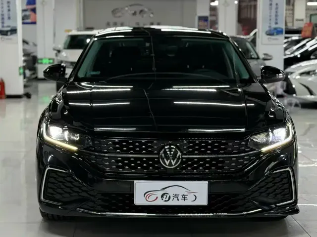 Volkswagen Passat — Фото автомобиля 2