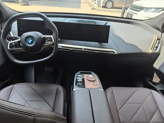 BMW iX — Фото автомобиля 7