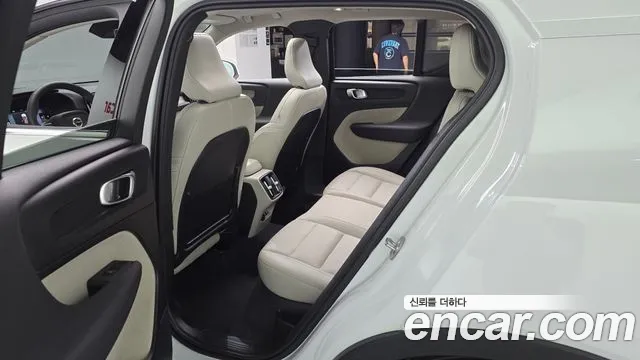 Вольво XC40 B4 Ultra Bright — Фото автомобиля 26