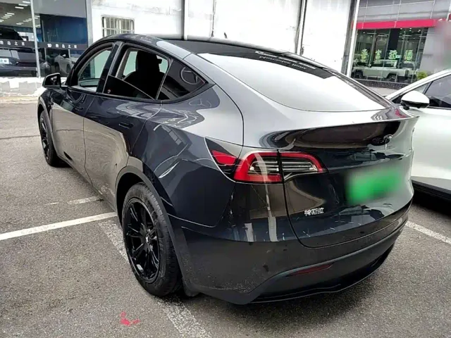 Tesla Model Y — Фото автомобиля 4