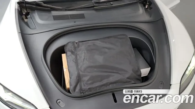 Tesla Model 3 — Фото автомобиля 5