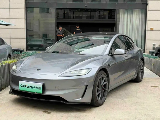 Фотография автомобиля — Tesla Model 3
