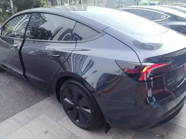 Tesla Model 3 — Фото автомобиля 4