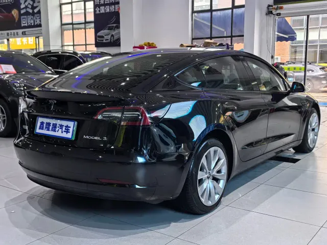 Tesla Model 3 — Фото автомобиля 12