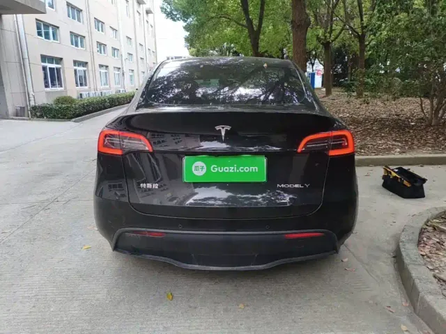 Tesla Model Y — Фото автомобиля 5