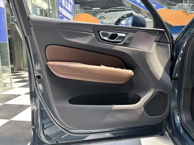 Volvo XC60 — Фото автомобиля 5