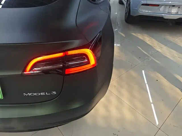 Tesla Model 3 — Фото автомобиля 7