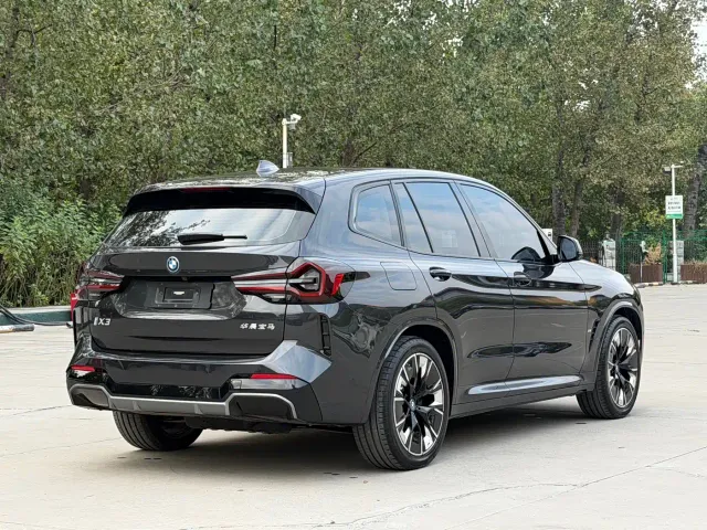BMW iX3 — Фото автомобиля 9