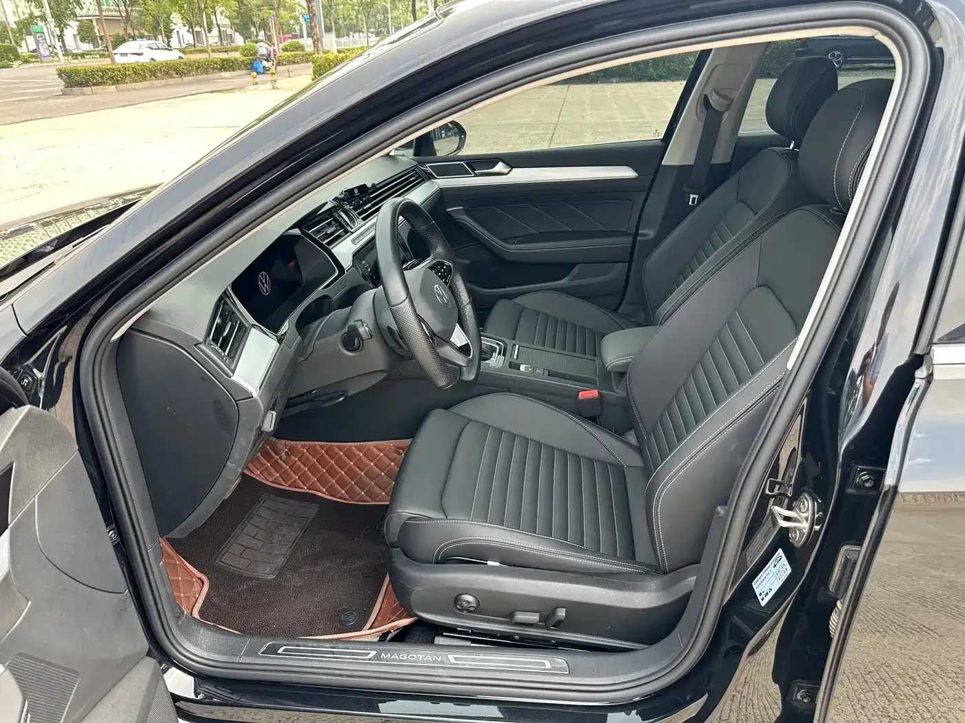 Volkswagen Magotan 2023 Model 2 Million Units Commemorative Edition 280TSI DSG Leading Version — Фото автомобиля 9