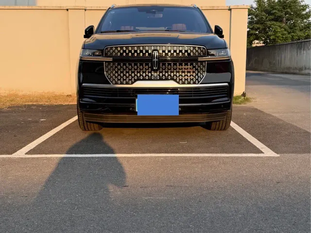 Lincoln Navigator — Фото автомобиля 2